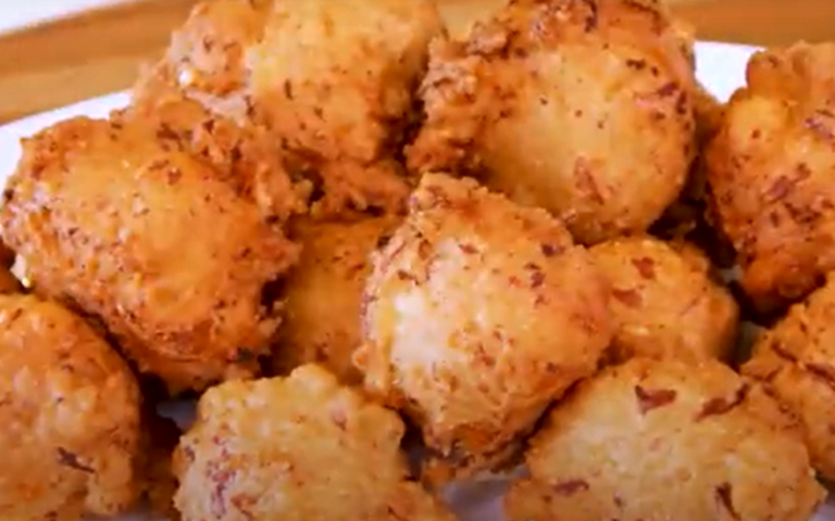 BOLINHO DE CENOURA RECHEADO DE QUEIJO