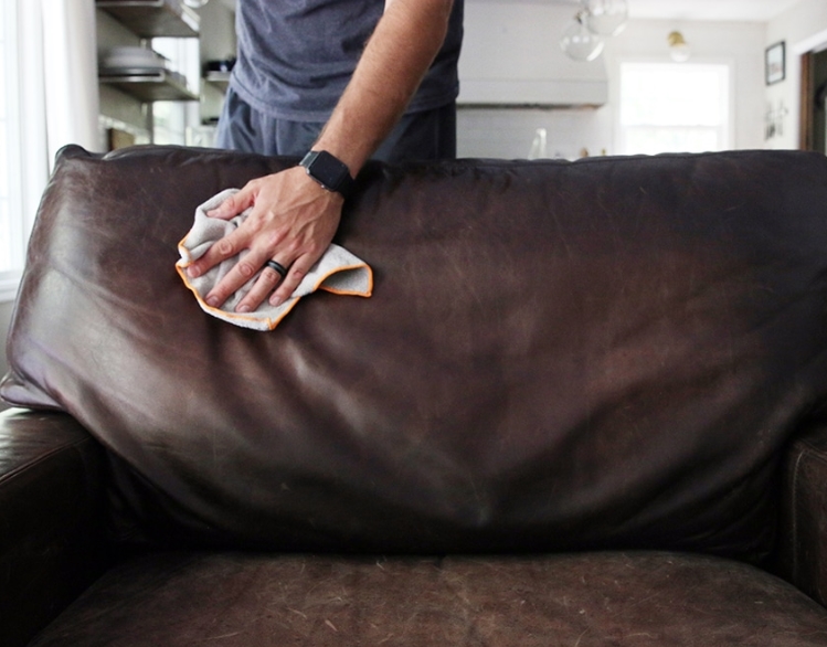 Preserving Leather Sofas Usos para o WD-40 que nunca passou pela sua cabeça
