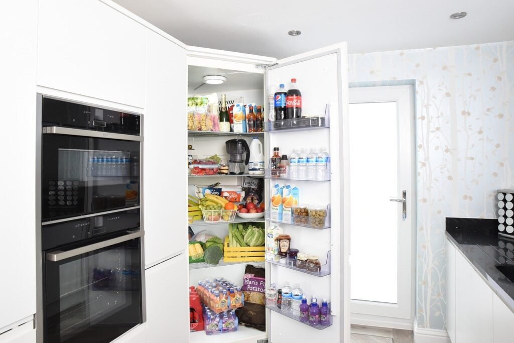 fridge 3475996 1280 Elimine o mau cheiro da geladeira