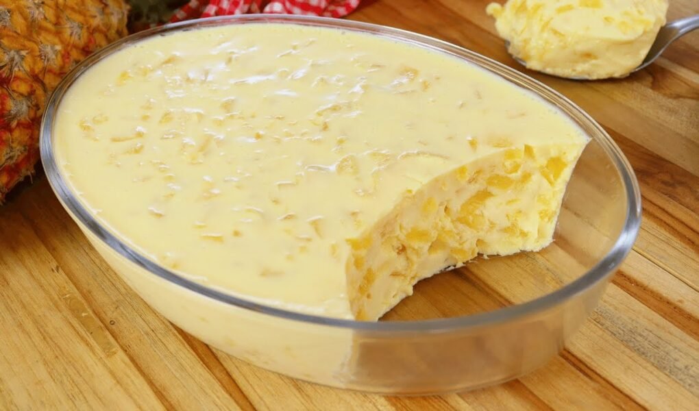 Gelado de abacaxi cremoso na travessa gelado de abacaxi