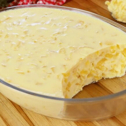 Gelado de abacaxi cremoso na travessa gelado de abacaxi