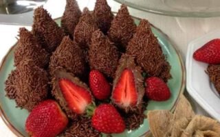 Coxinha de brigadeiro com morango