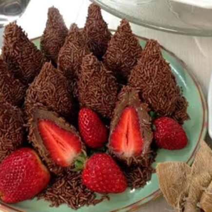 Coxinha de brigadeiro com morango