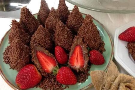 Coxinha de brigadeiro com morango