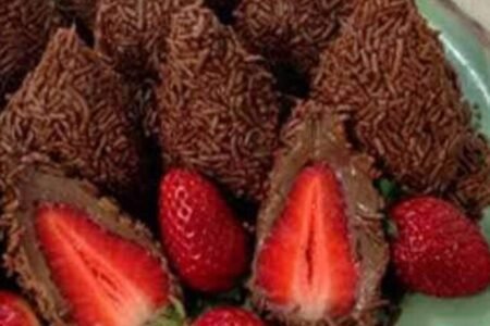 Coxinha de brigadeiro com morango