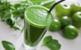 Suco detox de couve limão e pepino