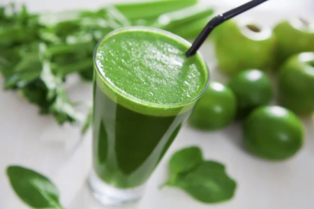 Suco detox de couve limão e pepino