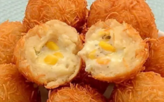 Salgado de milho com queijo que derrete na boca, confira