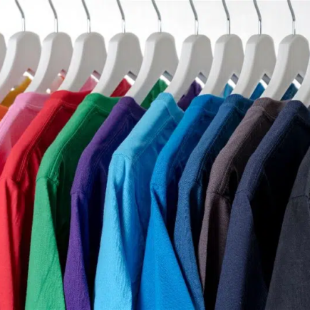 organizar guarda roupa por cores