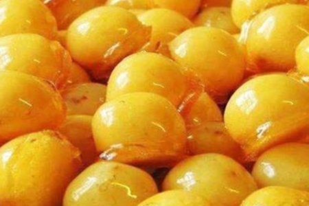 Bala de coco baiana caramelizada