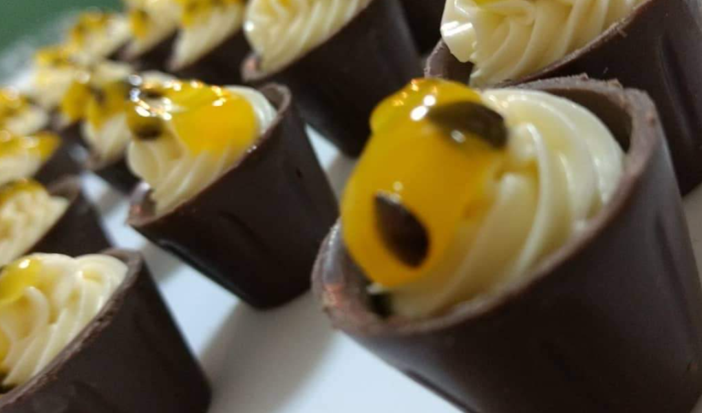 Delícia em Dobro: Copinho de Chocolate com Mousse de Maracujá Copinho de Chocolate com Mousse de Maracujá