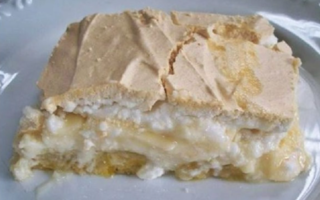 Torta de Banana com Creme e Suspiro