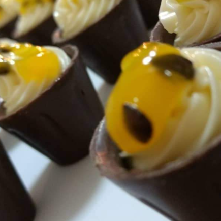Delícia em Dobro: Copinho de Chocolate com Mousse de Maracujá Copinho de Chocolate com Mousse de Maracujá