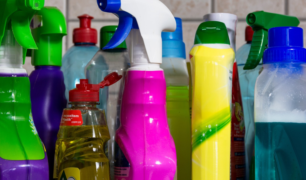 Perigos à espreita: Dicas para usar produtos de limpeza com segurança produtos de limpeza