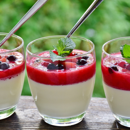 Panna Cotta com Calda de Frutas Vermelhas Panna Cotta