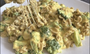 Macarrão parafuso no molho branco com brócolis