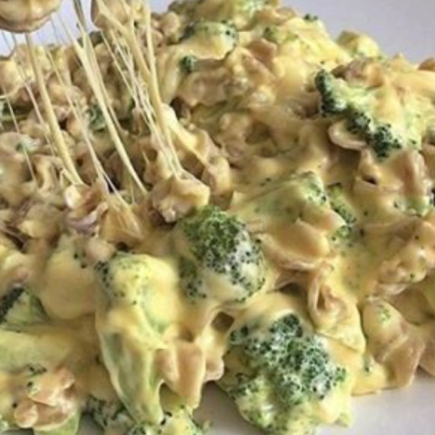 Macarrão parafuso no molho branco com brócolis