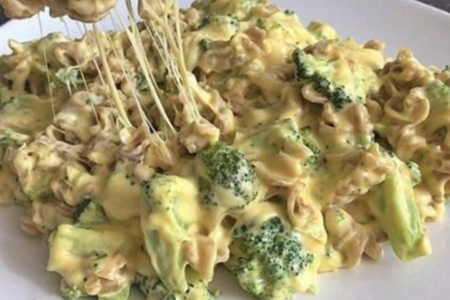 Macarrão parafuso no molho branco com brócolis