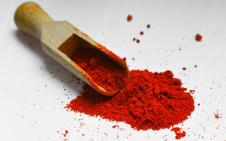 Qual o principal ingrediente da páprica doce?
