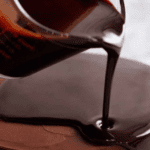 Cobertura de chocolate com creme de leite de caixinha