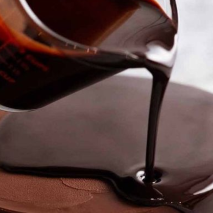 Cobertura de chocolate com creme de leite de caixinha