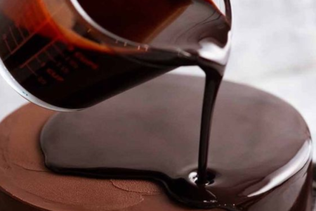 Cobertura de chocolate com creme de leite de caixinha Cobertura de chocolate com creme de leite de caixinha
