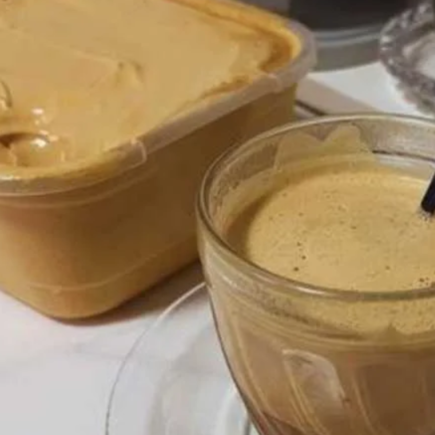 Seu café cremoso perfeito espera por você! Descubra como ter o sabor da cafeteria em casa, gastando bem menos Café cremoso fácil com apenas 3 ingredientes