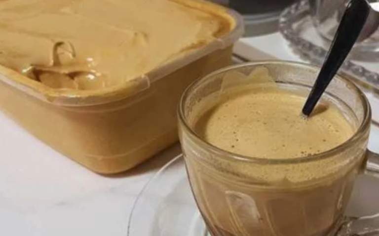 Seu café cremoso perfeito espera por você! Descubra como ter o sabor da cafeteria em casa, gastando bem menos Café cremoso fácil com apenas 3 ingredientes