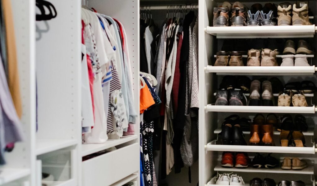 10 Truques de Organização que Toda Dona de Casa Precisa Saber a walk in closet filled with lots of shoes