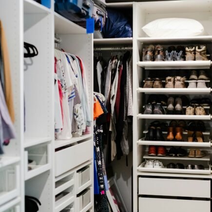 10 Truques de Organização que Toda Dona de Casa Precisa Saber a walk in closet filled with lots of shoes