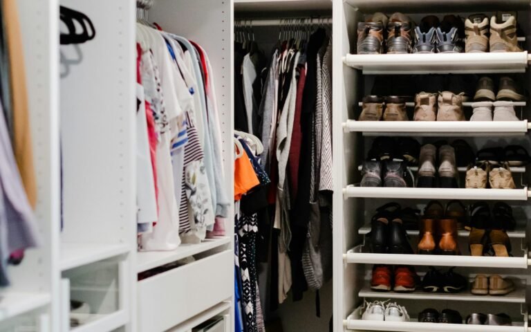 10 Truques de Organização que Toda Dona de Casa Precisa Saber a walk in closet filled with lots of shoes