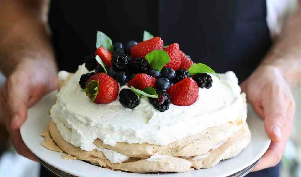 Pavlova: Receita Simples e Deliciosa com Frutas Frescas Pavlova: Receita Simples e Deliciosa com Frutas Frescas