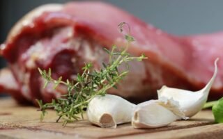 Como temperar pernil