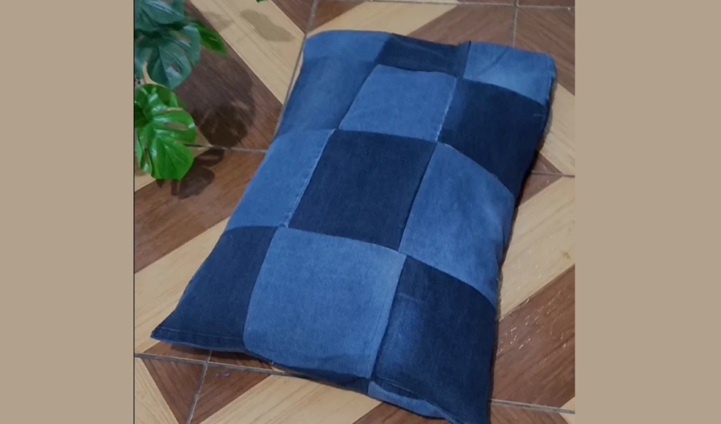 Cama para cachorro feita de calça jeans