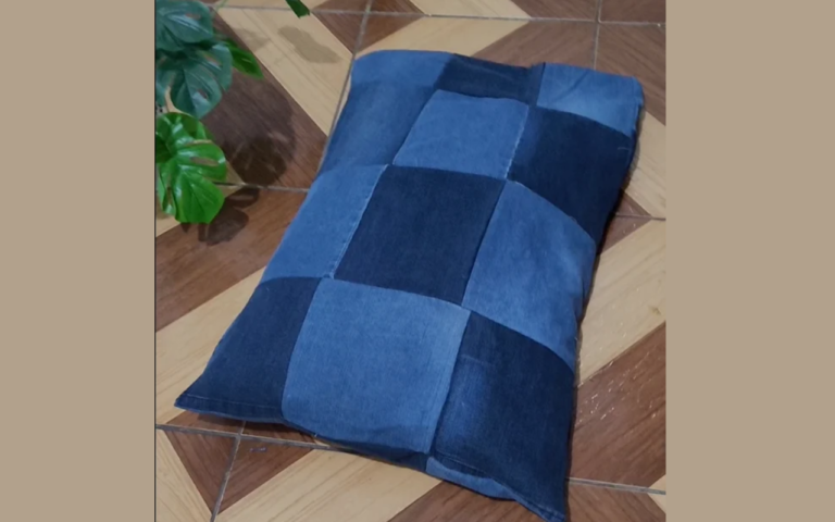 Cama para cachorro feita de calça jeans