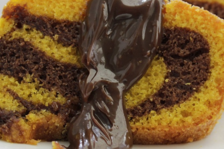Bolo de cenoura fofinho com cobertura de chocolate