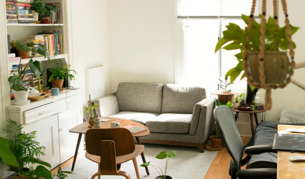 Casa ecológica: Pequenas Mudanças no Dia a Dia para um Lar mais Ecológico gray fabric loveseat near brown wooden table