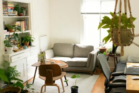 Casa ecológica: Pequenas Mudanças no Dia a Dia para um Lar mais Ecológico gray fabric loveseat near brown wooden table