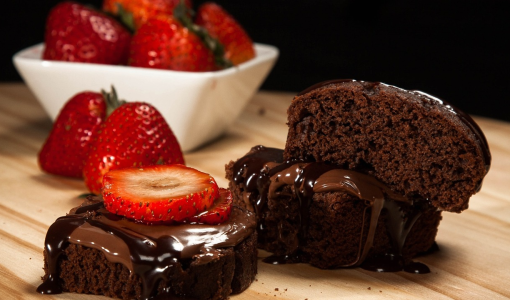 Como Fazer um Bolo de Páscoa com Camadas de Ganache e Morangos Frescos Bolo de Páscoa com Camadas de Ganache e Morangos Frescos