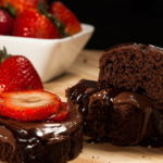 Bolo de Páscoa com Camadas de Ganache e Morangos Frescos