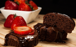 Bolo de Páscoa com Camadas de Ganache e Morangos Frescos