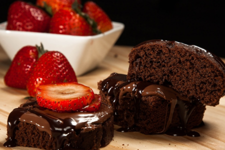 Bolo de Páscoa com Camadas de Ganache e Morangos Frescos