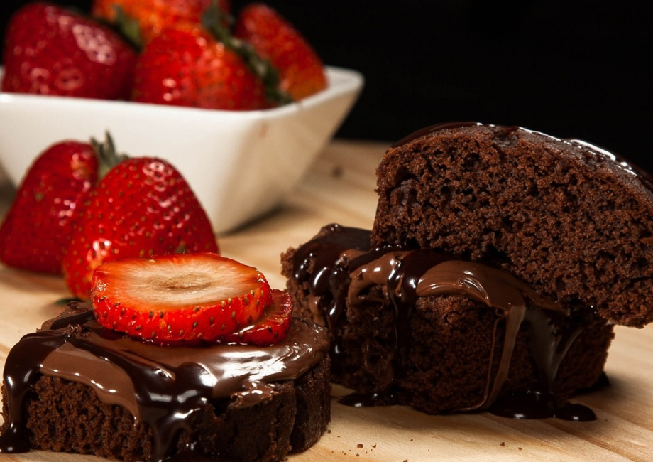 Bolo de Páscoa com Camadas de Ganache e Morangos Frescos