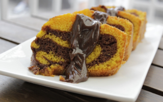 Bolo de cenoura fofinho com cobertura de chocolate