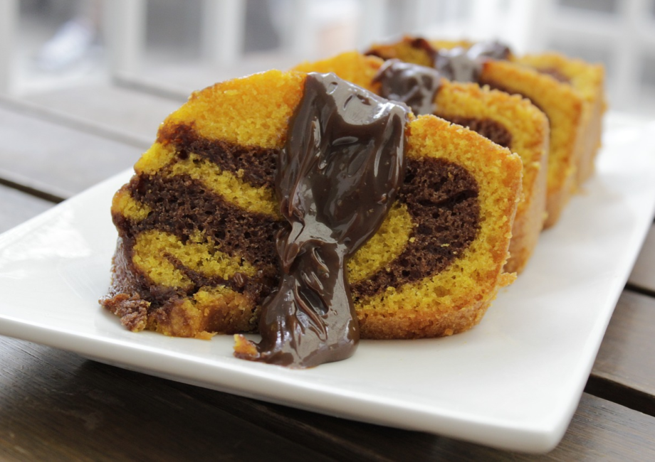 Bolo de cenoura fofinho com cobertura de chocolate