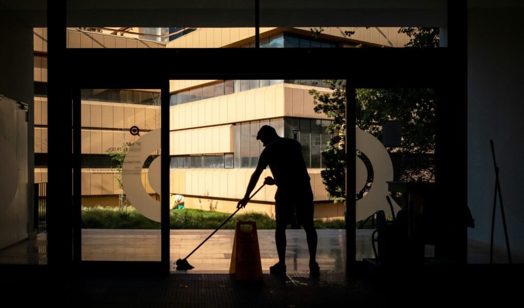 Dicas para Montar uma Rotina de Limpeza Express e Deixar a Casa em Ordem Rápido silhouette of man standing near glass window during daytime