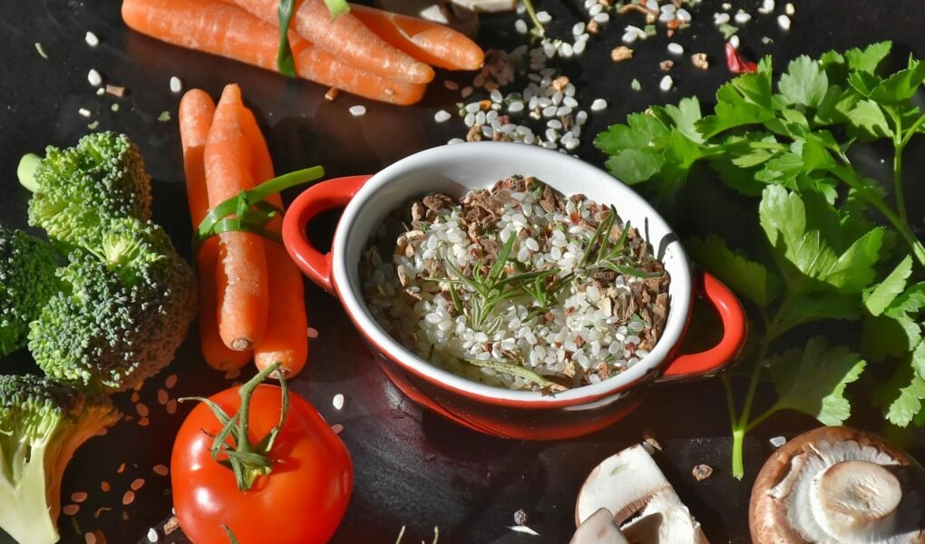 5 Receitas Virais do Threads: As Tendências Culinárias que Estão Bombando! 🍽️🔥 Explore a vibrant assortment of fresh vegetables and herbs perfect for healthy cooking.