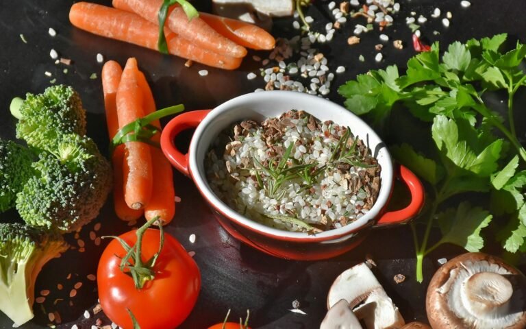 5 Receitas Virais do Threads: As Tendências Culinárias que Estão Bombando! 🍽️🔥 Explore a vibrant assortment of fresh vegetables and herbs perfect for healthy cooking.