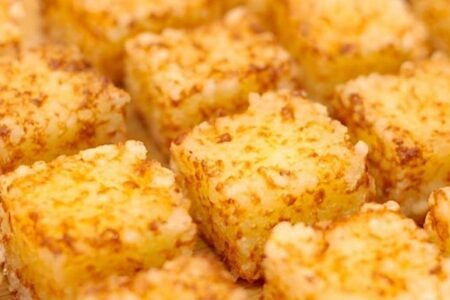 Dadinho de Tapioca com Mussarela: O Petisco Crocante Perfeito! Dadinho de Tapioca com Mussarela