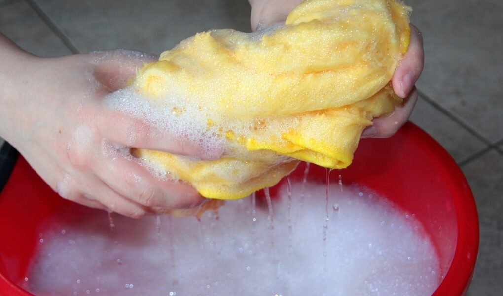 Dicas de Limpeza para Donas de Casa: Organização, Eficiência e Bem-Estar cleaning bucket, cleaning rags, soapy water, transducer, clean, to clean, wring out, cleaning bucket, soapy water, soapy water, soapy water, soapy water, soapy water, clean, clean, clean, clean